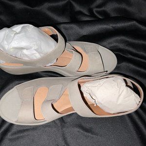 CLARKS LEATHER WEDGE COMFORT SANDALS IN SAGE SIZE 10W